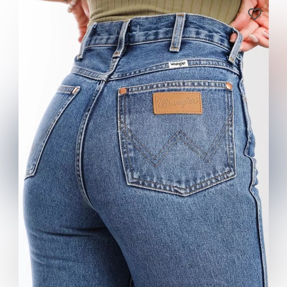 Wrangler Wanderer High Rise Flare Jean 26x32. Womens. From Free People. - Picture 4 of 9